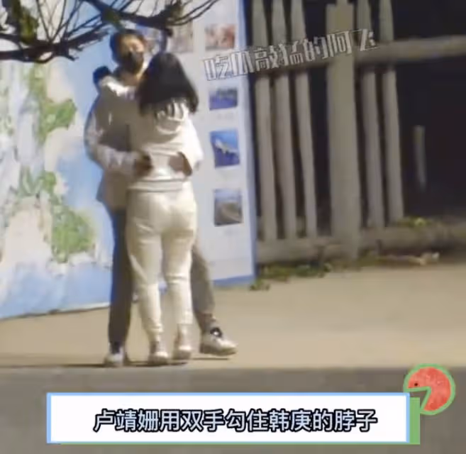 韓庚盧靖姍海邊約會盪鞦韆，互摟脖子腰肢抱著走路，如連體嬰兒好膩歪