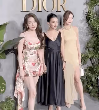 韓庚盧靖姍海邊約會盪鞦韆,互摟脖子腰肢抱著走路,如連體嬰兒好膩歪