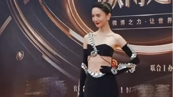 金晨近照瘦出新高度，身材單薄有腹肌，排骨胸和「H腰」格外搶鏡