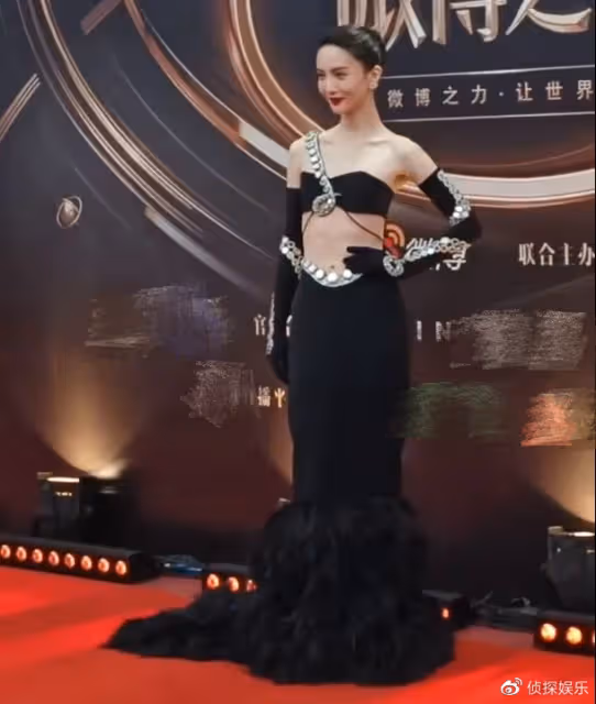 金晨近照瘦出新高度，身材單薄有腹肌，排骨胸和「H腰」格外搶鏡