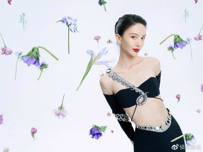 金晨近照瘦出新高度，身材單薄有腹肌，排骨胸和「H腰」格外搶鏡