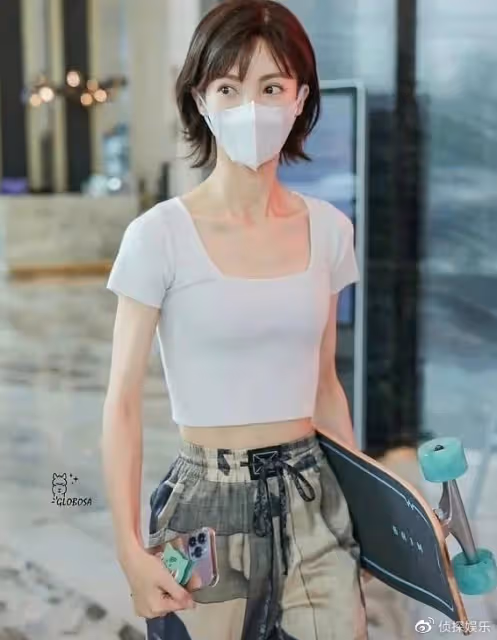 金晨近照瘦出新高度，身材單薄有腹肌，排骨胸和「H腰」格外搶鏡