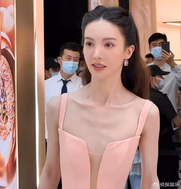 金晨近照瘦出新高度，身材單薄有腹肌，排骨胸和「H腰」格外搶鏡