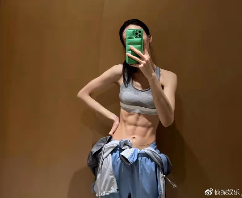 金晨近照瘦出新高度，身材單薄有腹肌，排骨胸和「H腰」格外搶鏡