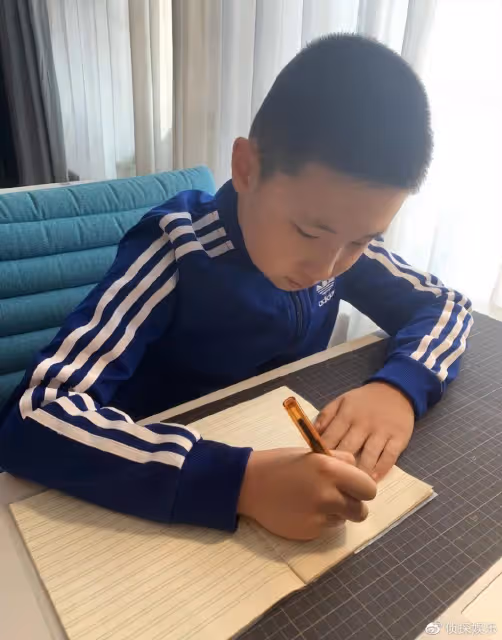 林永健兒子近照曝光,12歲大竣等比例長大,和爸爸長得一模一樣