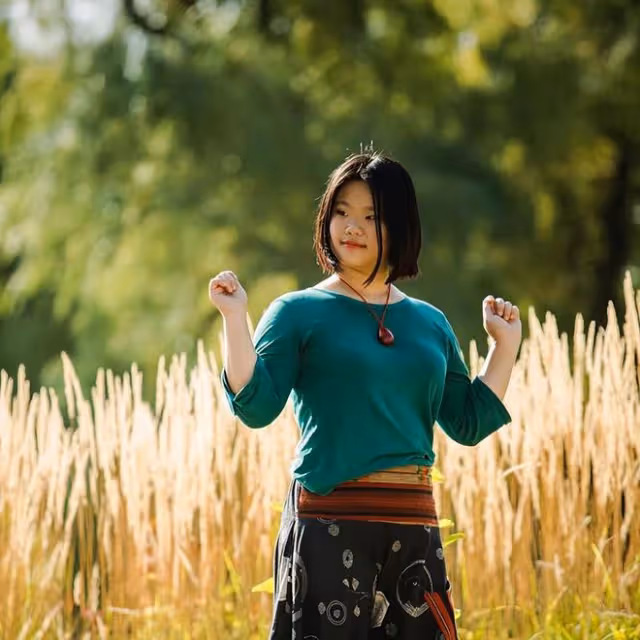 畢福劍女兒近況曝光，26歲畢凌從事藝術工作，造型多變特立獨行