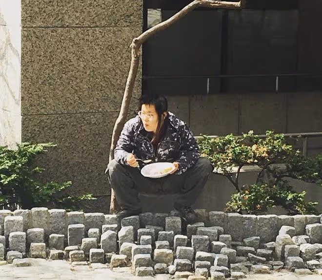 畢福劍女兒近況曝光，26歲畢凌從事藝術工作，造型多變特立獨行