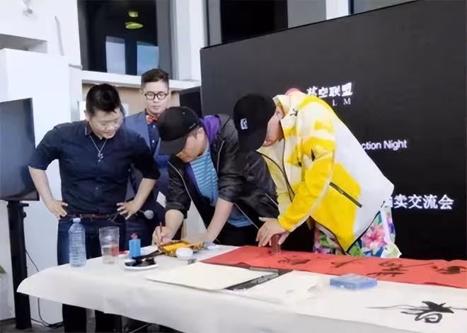 畢福劍女兒近況曝光，26歲畢凌從事藝術工作，造型多變特立獨行