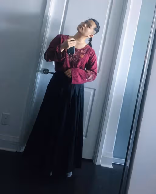 畢福劍女兒近況曝光，26歲畢凌從事藝術工作，造型多變特立獨行