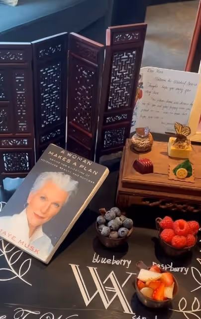 馬斯克74歲媽媽到蘇州遊玩，滿頭銀髮氣質佳，狀態不輸年輕人