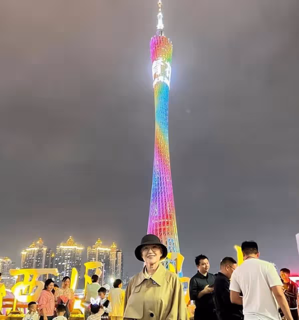 馬斯克74歲媽媽到蘇州遊玩，滿頭銀髮氣質佳，狀態不輸年輕人