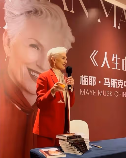 馬斯克74歲媽媽到蘇州遊玩，滿頭銀髮氣質佳，狀態不輸年輕人
