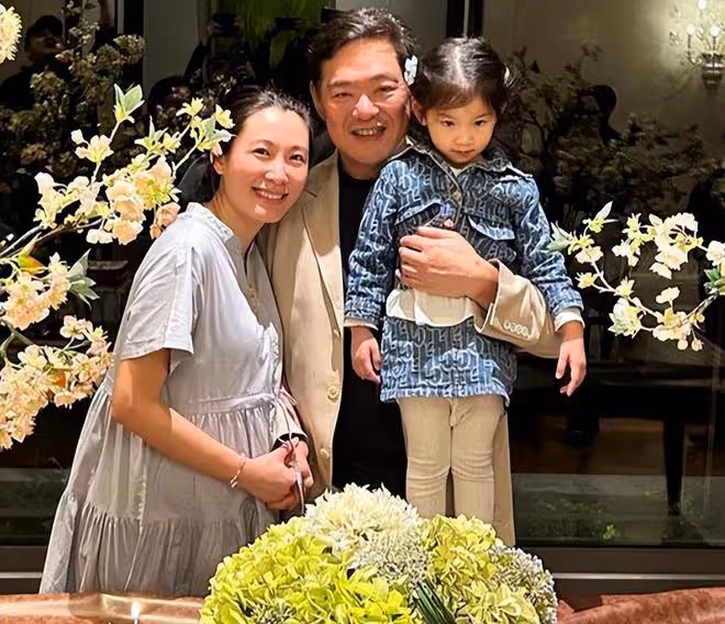 61歲億萬富豪被曝再當爸,小25歲演員妻子孕味濃!已育有4個女兒