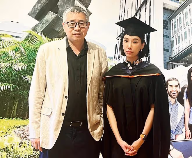 賭王前兒媳齊嬌雙碩士畢業!戴四方帽顯知性,離婚後氣場越來越大