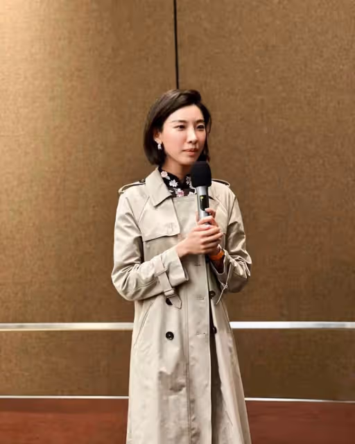 賭王前兒媳齊嬌雙碩士畢業!戴四方帽顯知性,離婚後氣場越來越大