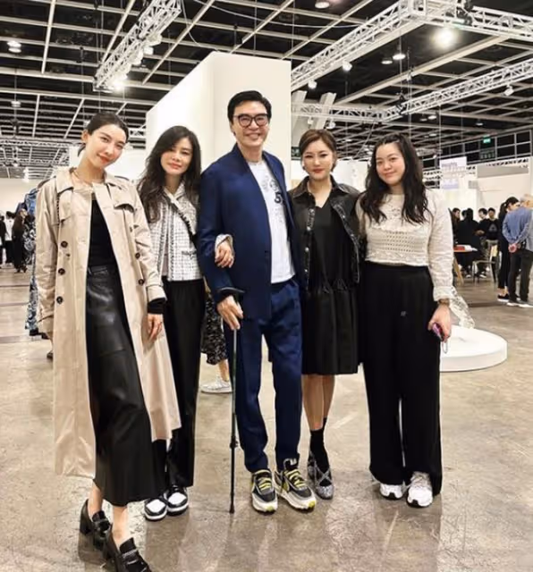 賭王前兒媳齊嬌雙碩士畢業!戴四方帽顯知性,離婚後氣場越來越大