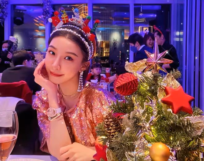 賭王前兒媳齊嬌雙碩士畢業!戴四方帽顯知性,離婚後氣場越來越大