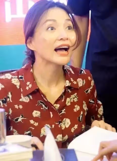 49歲董卿斷崖式衰老,頭髮稀疏打扮老土,老公欠債783萬成為老賴