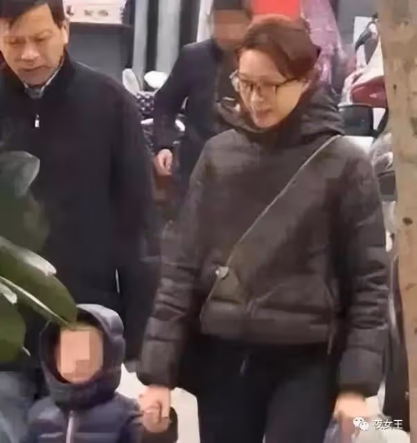 49歲董卿斷崖式衰老,頭髮稀疏打扮老土,老公欠債783萬成為老賴