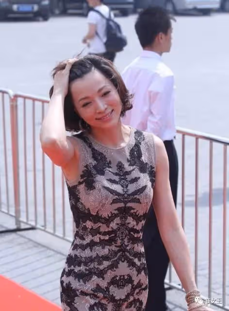 49歲董卿斷崖式衰老,頭髮稀疏打扮老土,老公欠債783萬成為老賴