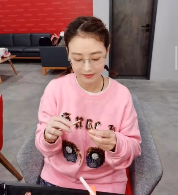 人美心善！港知名女星曬萬尺豪宅再添新寵，獨居北京不婚不生