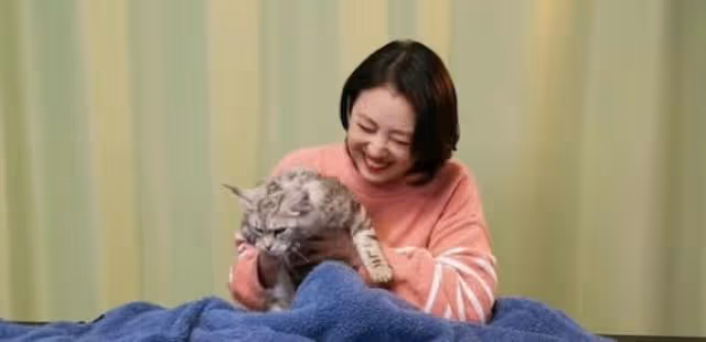 人美心善！港知名女星曬萬尺豪宅再添新寵，獨居北京不婚不生