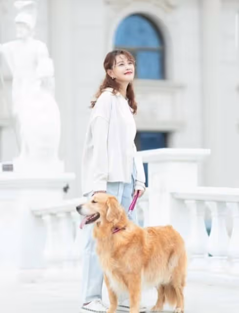 人美心善!港知名女星曬萬尺豪宅再添新寵,獨居北京不婚不生