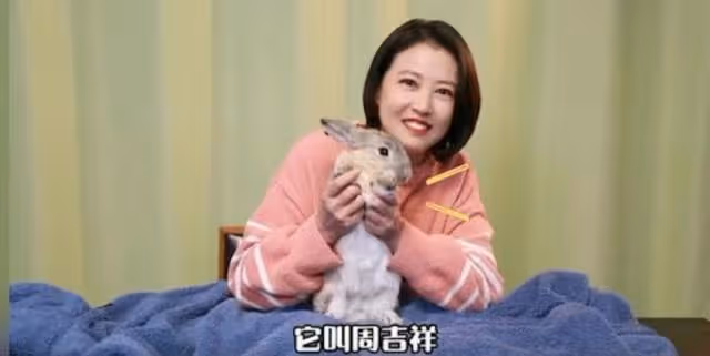人美心善!港知名女星曬萬尺豪宅再添新寵,獨居北京不婚不生