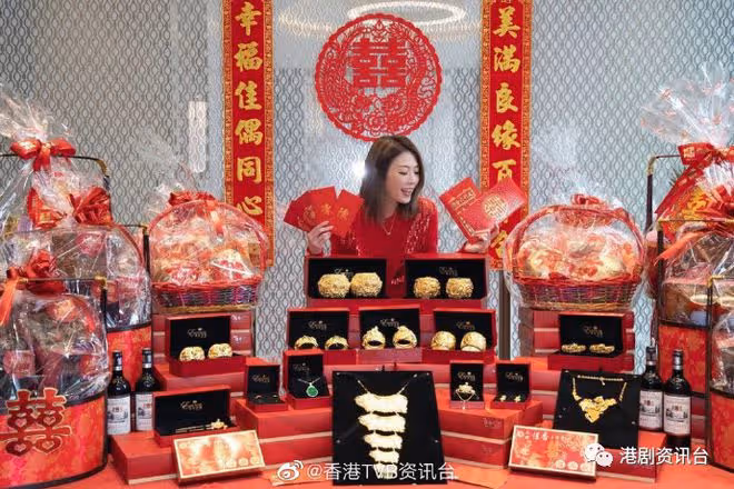 連詩雅過大禮金器山珍海味多到客廳！幾十盒嫁喜禮餅高過準新郎陳家樂