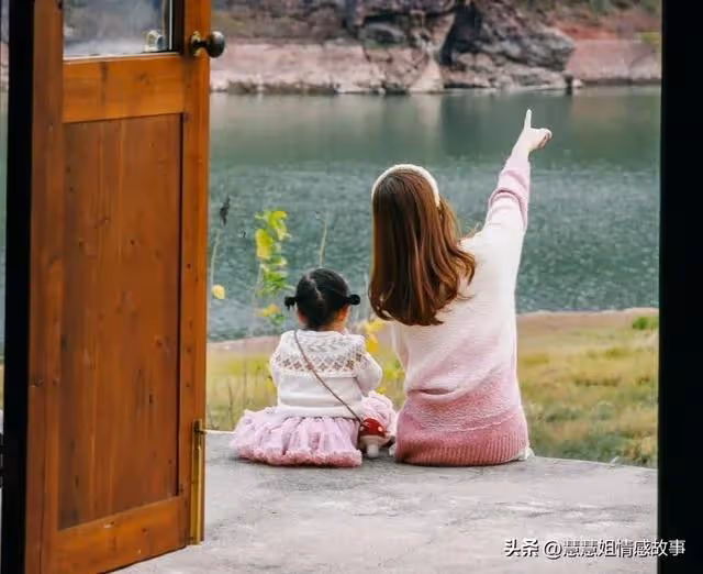 我10歲父母離異,三年後,後媽進門,如今我們姐仨爭著給老媽養老