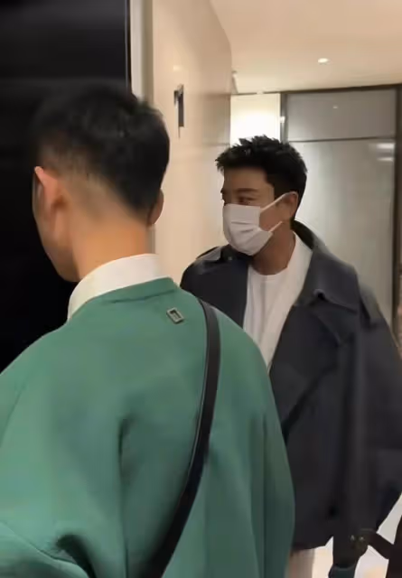 賈乃亮住酒店引發爭議，乘電梯拒載其他房客，助理快速關上電梯門