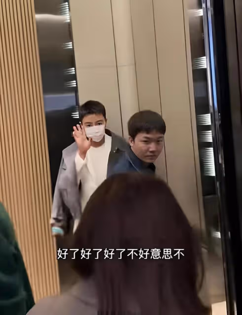 賈乃亮住酒店引發爭議，乘電梯拒載其他房客，助理快速關上電梯門