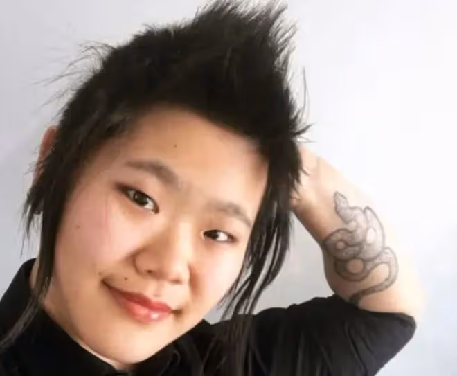 畢福劍女兒曬素顏自拍,頂「爆炸頭」呲牙笑,移民加拿大酷愛跳舞