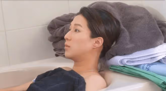 謝依霖曬生產視頻為兒子慶生，親自剪臍帶，疑因不舍花錢拒打無痛