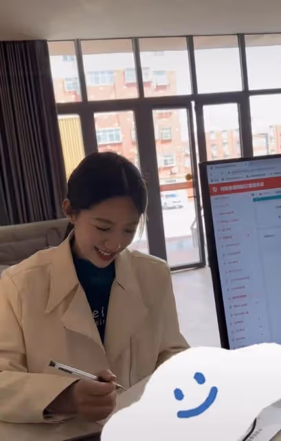 千萬網紅麥小登領證結婚！與青梅竹馬甜蜜親吻，披白紗滿臉幸福