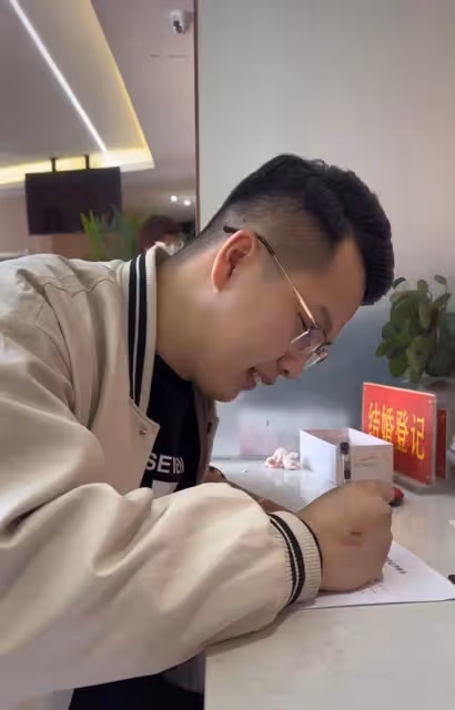 千萬網紅麥小登領證結婚！與青梅竹馬甜蜜親吻，披白紗滿臉幸福