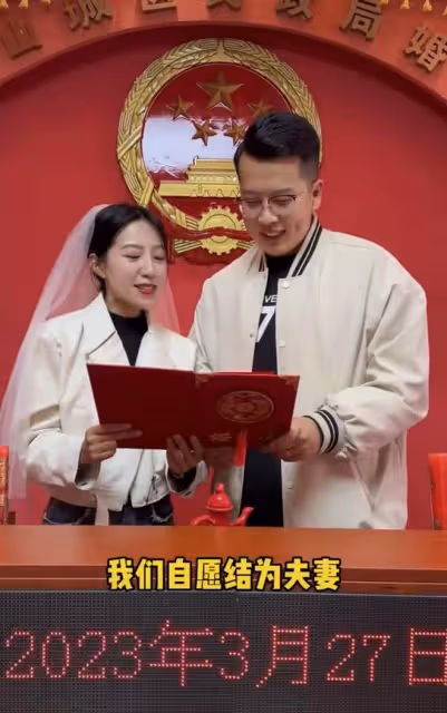 千萬網紅麥小登領證結婚！與青梅竹馬甜蜜親吻，披白紗滿臉幸福