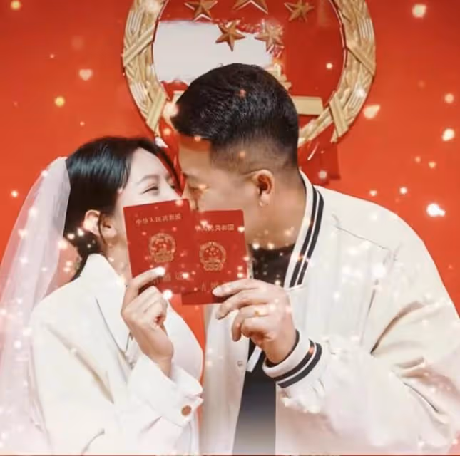 千萬網紅麥小登領證結婚！與青梅竹馬甜蜜親吻，披白紗滿臉幸福