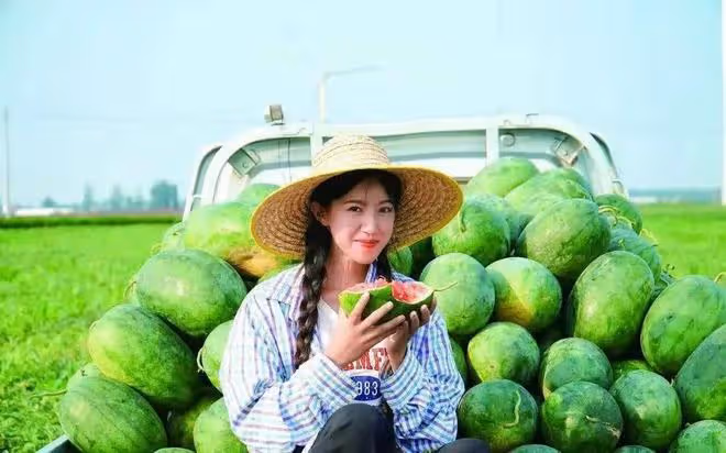 千萬網紅麥小登領證結婚！與青梅竹馬甜蜜親吻，披白紗滿臉幸福