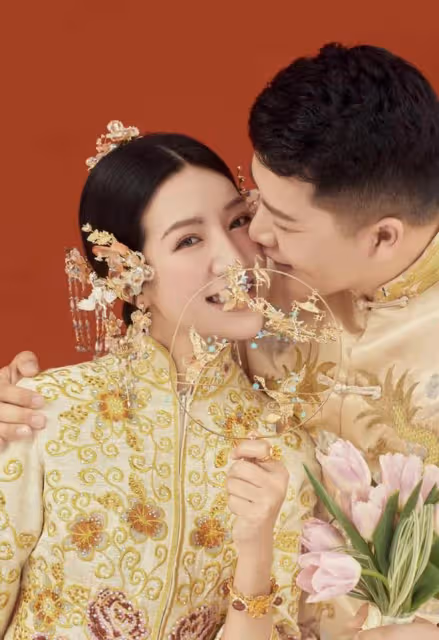 千萬網紅麥小登領證結婚!與青梅竹馬甜蜜親吻,披白紗滿臉幸福