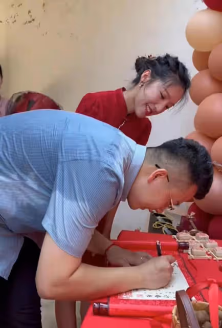 千萬網紅麥小登領證結婚!與青梅竹馬甜蜜親吻,披白紗滿臉幸福