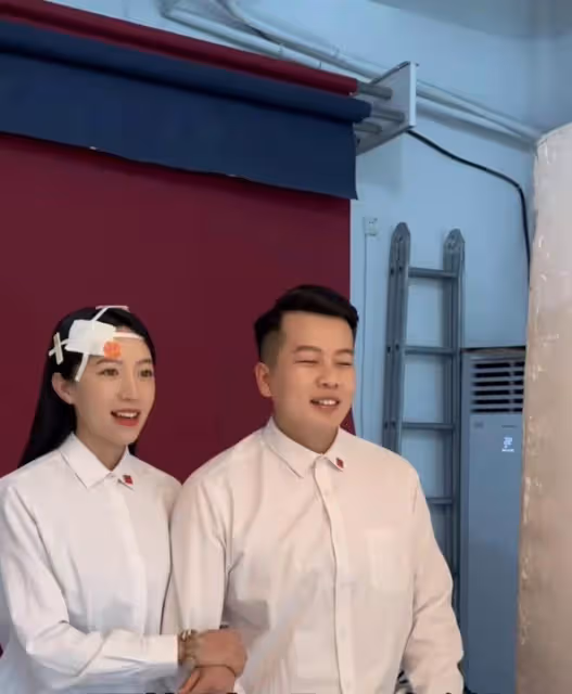千萬網紅麥小登領證結婚!與青梅竹馬甜蜜親吻,披白紗滿臉幸福