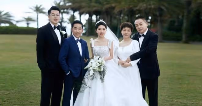 千萬網紅麥小登領證結婚!與青梅竹馬甜蜜親吻,披白紗滿臉幸福