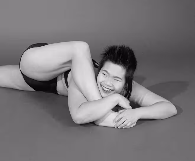 畢福劍女兒長居國外曝近照!爆炸頭身材壯碩,撞臉張嘎似女漢子