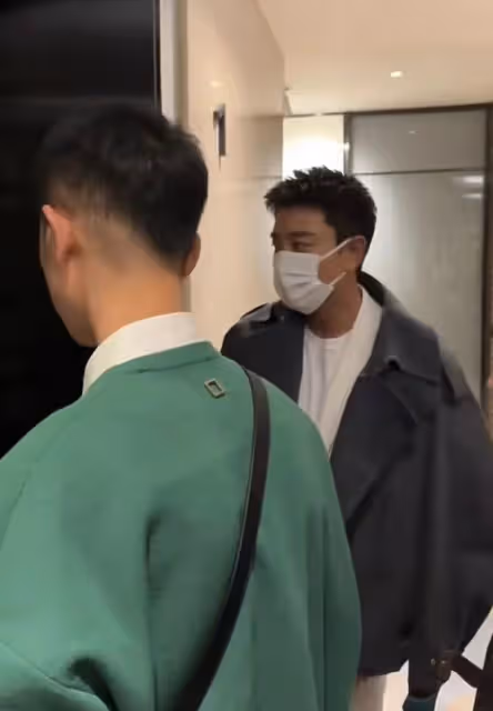 賈乃亮住酒店耍大牌,獨自乘電梯拒載其他人,揮手禁止他人靠近
