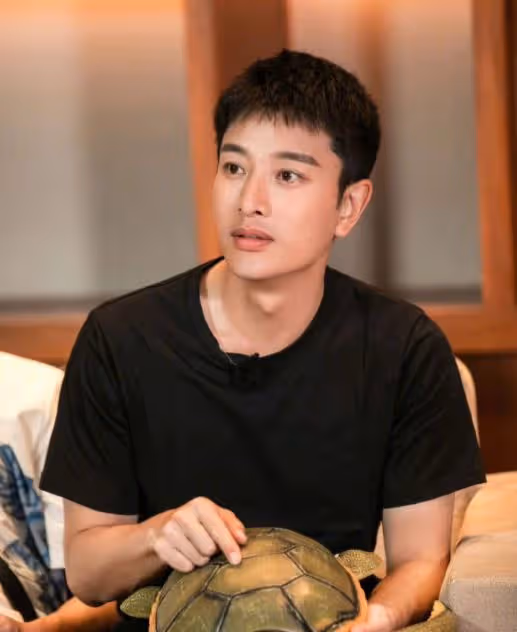 賈乃亮住酒店耍大牌,獨自乘電梯拒載其他人,揮手禁止他人靠近