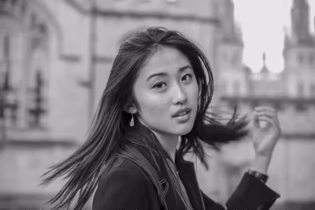 嫵媚女神賽茜，多金有顏值還比一般人努力，最終成牛津風雲人物