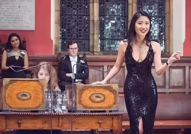 嫵媚女神賽茜,多金有顏值還比一般人努力,最終成牛津風雲人物