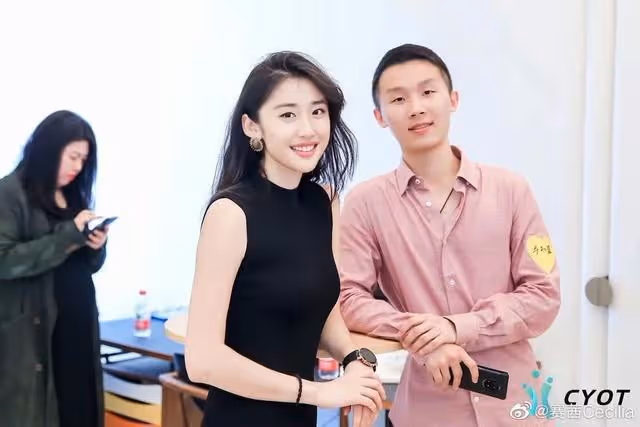 嫵媚女神賽茜,多金有顏值還比一般人努力,最終成牛津風雲人物