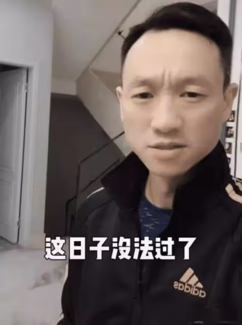 坐等離婚!奧運冠軍楊威抱怨日子沒法過,婚後每月工資上交仍被批。兩人已經攜手走過15年的時光,要破滅了嗎?
